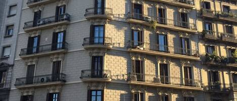 Vista frontal de la propiedad