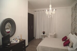 Kamar Double Ekonomi | Seprai premium, minibar, dan setrika/meja setrika