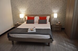 Deluxe Double Room | Premium bedding, minibar, iron/ironing board, free cribs/infant beds - Nobilcasa Suites (Rome)