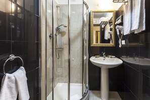 Shower, free toiletries, hair dryer, bidet - Hotel Regina Giovanna (Rome)