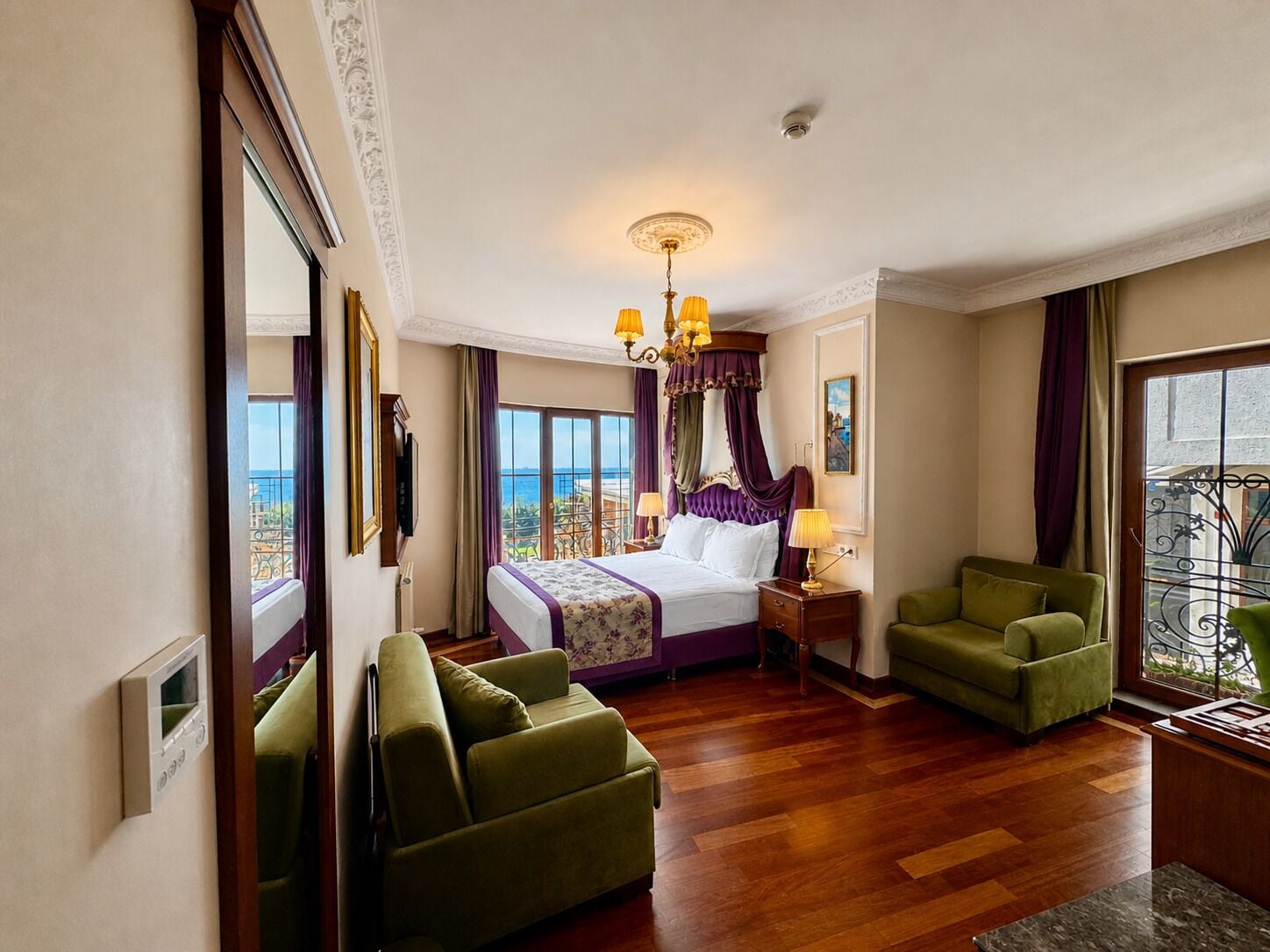 Deluxe Suite, Sea View and Bucoleon Palace View | Ylelliset vuodevaatteet, Select Comfort -patjalliset sängyt, minibaari