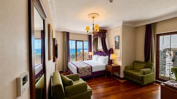Deluxe Suite, Sea View and Bucoleon Palace View | 高級寢具、Select Comfort 床墊、迷你吧、房內夾萬