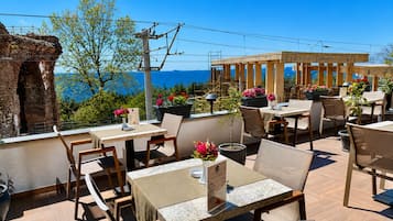 Breakfast, lunch, dinner served; ocean views