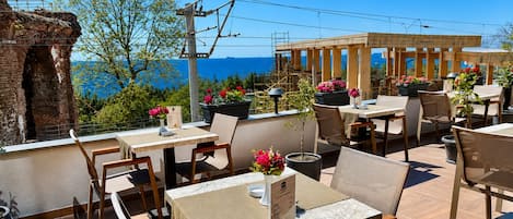 Breakfast, lunch, dinner served; ocean views