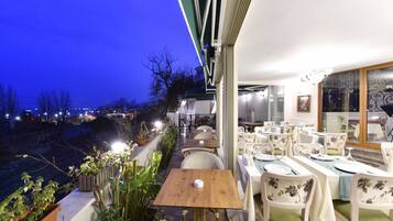 Se sirven desayunos, comidas y cenas con vista al mar