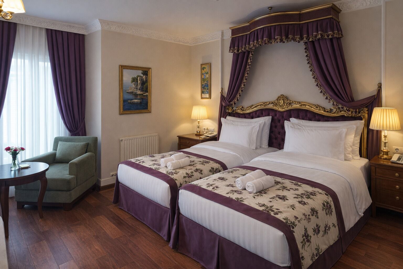 Ein Hotelzimmer mit zwei Betten, einer Sitzecke und Meerblick.