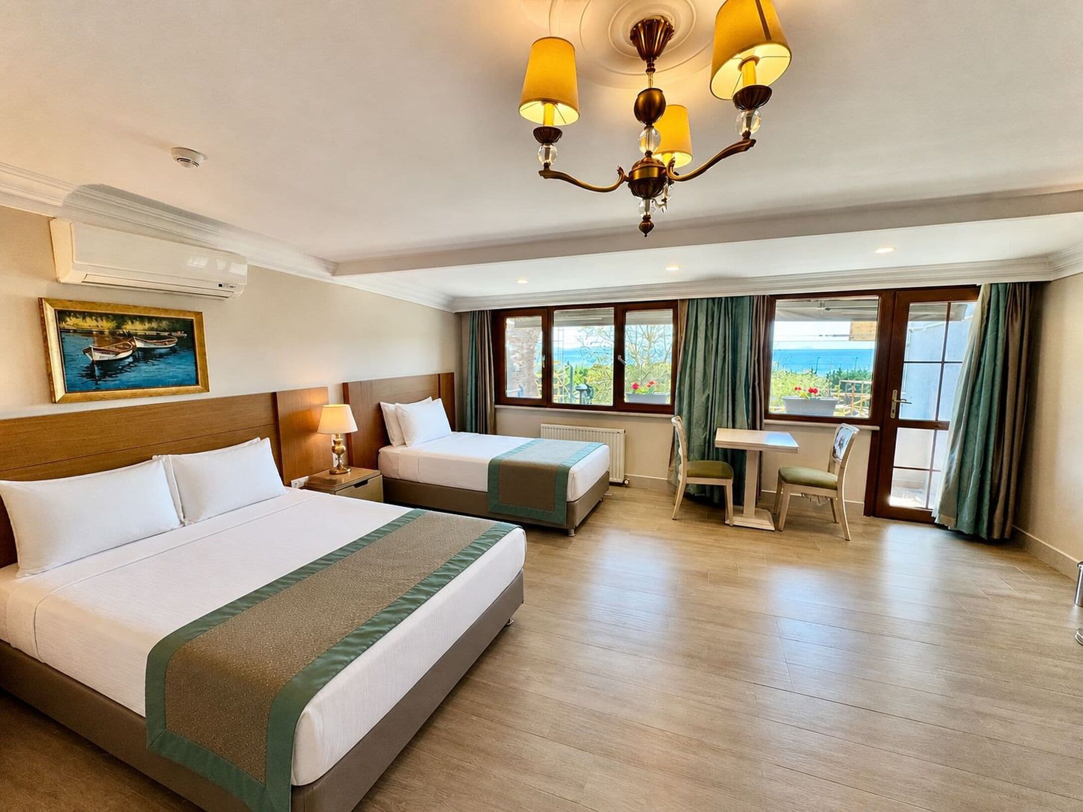 Family Suite, Sea View or City View | 고급 침구, 셀렉트 컴포트 침대, 미니바, 객실 내 금고