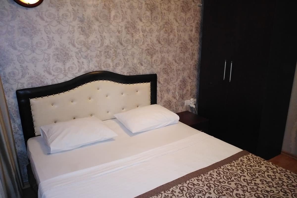 Premium bedding, in-room safe, soundproofing, free WiFi
