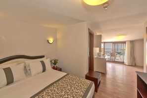 Suite superior, Terraza | Ropa de cama de alta calidad y caja de seguridad en la habitación 