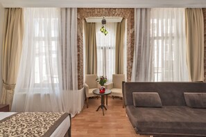 Suite clásica | Ropa de cama de alta calidad y caja de seguridad en la habitación 