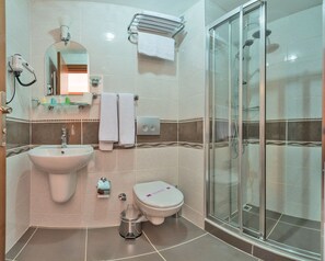 Regadera, amenidades de baño gratuitas, secadora de cabello, pantuflas 