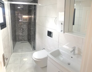 Habitació doble | Bany | Dutxa, articles de tocador gratuïts, assecador de cabells i sabatilles