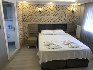Doppelzimmer | Minibar, Zimmersafe, schallisolierte Zimmer, kostenloses WLAN