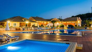 Seasonal outdoor pool, open 7:30 AM to 7:00 PM, free cabanas