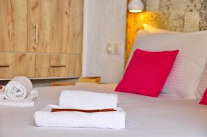 Estúdio, vista para a piscina | Cofres nos quartos, escrivaninha, Wi-Fi de cortesia, roupa de cama