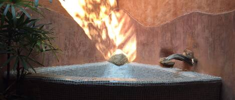 Deep-soaking bathtub