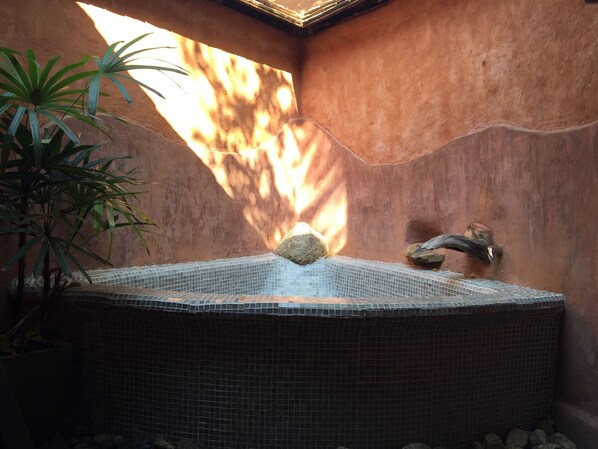 Deep-soaking bathtub