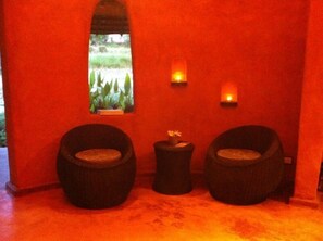 Lobby sitting area - Baan Dinlamun (Krabi)
