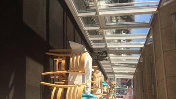 Der serveres frokost, aftensmad og lokale retter