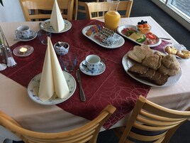 每日供应当地美食早餐（每人 DKK 85）