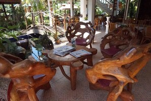 Lobby sitting area - Jungle Village Bungalows (Krabi)