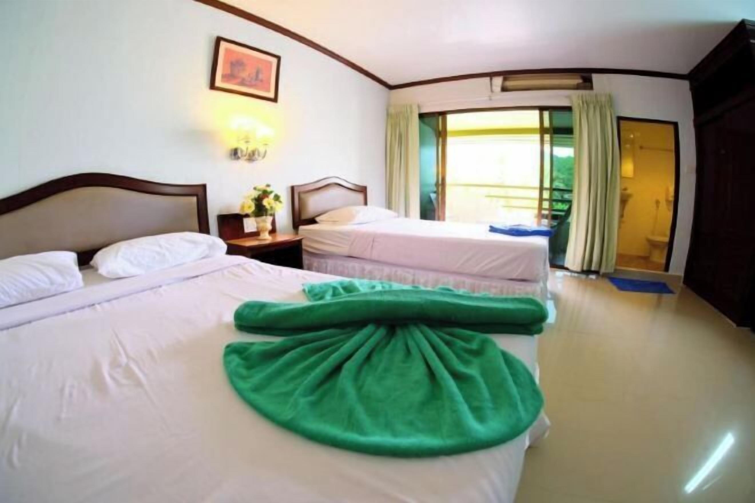 Escritorio, wifi gratis y ropa de cama 