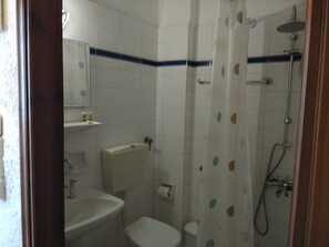 Free toiletries, hair dryer, towels - Violetta Hotel (Malevizi)