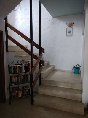 Library - Violetta Hotel (Malevizi)