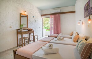 Driepersoonskamer (2 adults +1 child) | Een strijkplank/strijkijzer, babybedden, gratis wifi, beddengoed