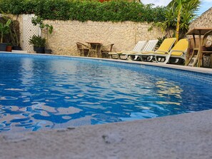 Outdoor pool, pool umbrellas, sun loungers - Ocean View Lagos (Lagos)