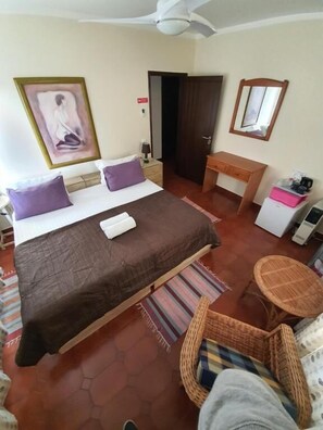 Habitación doble, baño compartido | Decoración individual, mobiliario individual, wifi gratis y ropa de cama