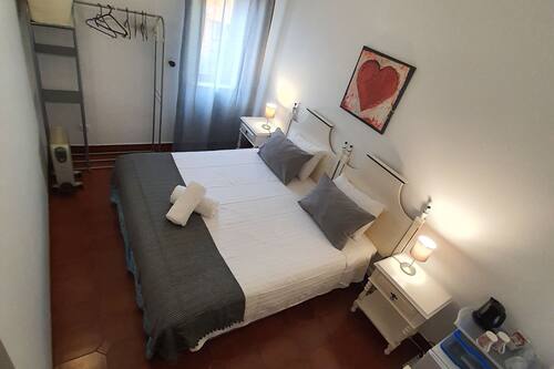 Habitación doble, baño compartido | Decoración individual, mobiliario individual, wifi gratis y ropa de cama