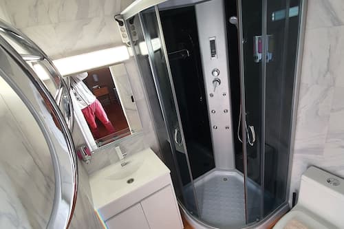 Habitación doble, baño privado | Baño | Artículos de higiene personal gratuitos, secador de pelo y toallas