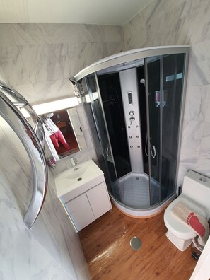 Habitación doble, baño privado | Baño | Artículos de higiene personal gratuitos, secador de pelo y toallas