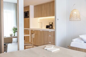 Estúdio clássico, sacada | Frigobar, cofres nos quartos, quartos à prova de som, Wi-Fi de cortesia