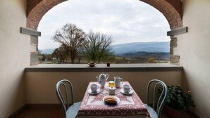 Leilighet – romantic, 1 soverom, balkong, hageområde | Spiseområde på rommet