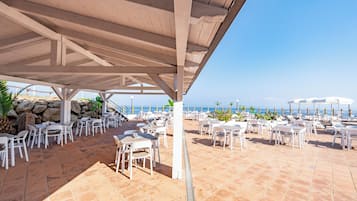 Bar en bord de piscine