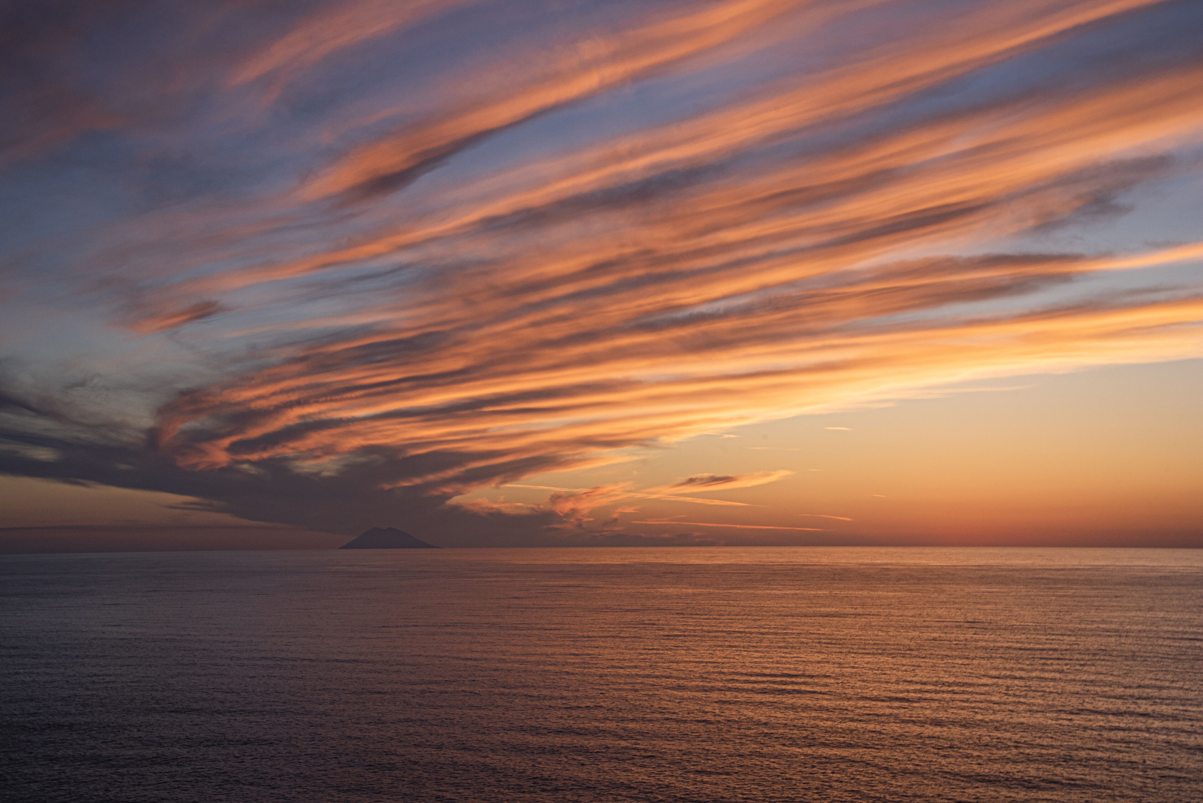Un capvespre sobre un mar tranquil amb un cel serè.