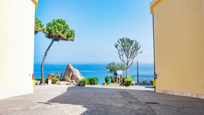 A paved pathway leading to a beach with a clear view of the ocean. - Poggio di Tropea (Parghelia)