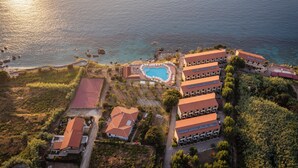 An aerial view of a coastal hotel with a swimming pool, multiple buildings, and a clear view of the sea. - Poggio di Tropea (Parghelia)