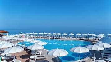 Piscine extérieure (ouverte en saison), parasols de plage