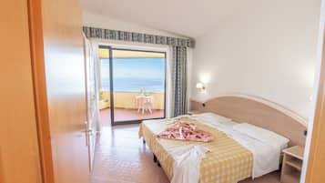 Chambre Familiale Double ou avec lits jumeaux, coin cuisine, vue mer | Coffres-forts dans les chambres, bureau, chambres insonorisées
