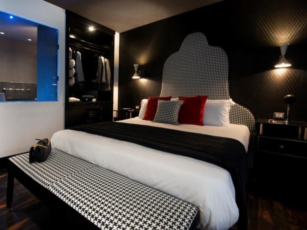 Ropa de cama de alta calidad, minibar, caja fuerte y cortinas opacas