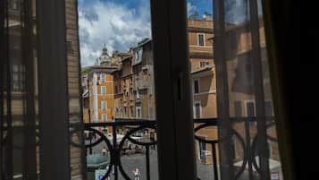 Suite, vista a la ciudad | Ropa de cama de alta calidad y minibar