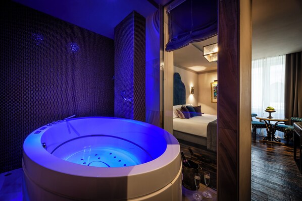 Deluxe Double Room | Premium bedding, minibar, in-room safe, blackout curtains