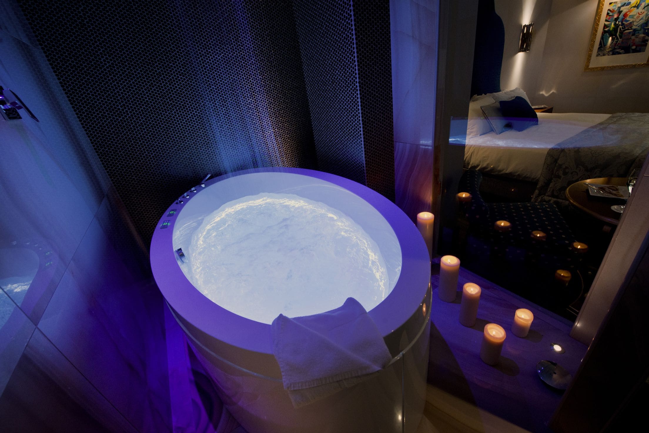 deluxe double room | jetted bathtub