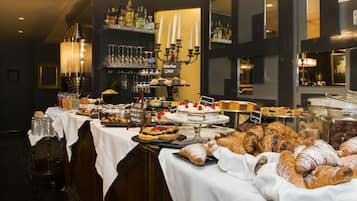 Petit déjeuner continental (18 EUR par personne)