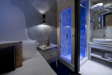 Superior Double Room | Premium bedding, minibar, in-room safe, blackout drapes