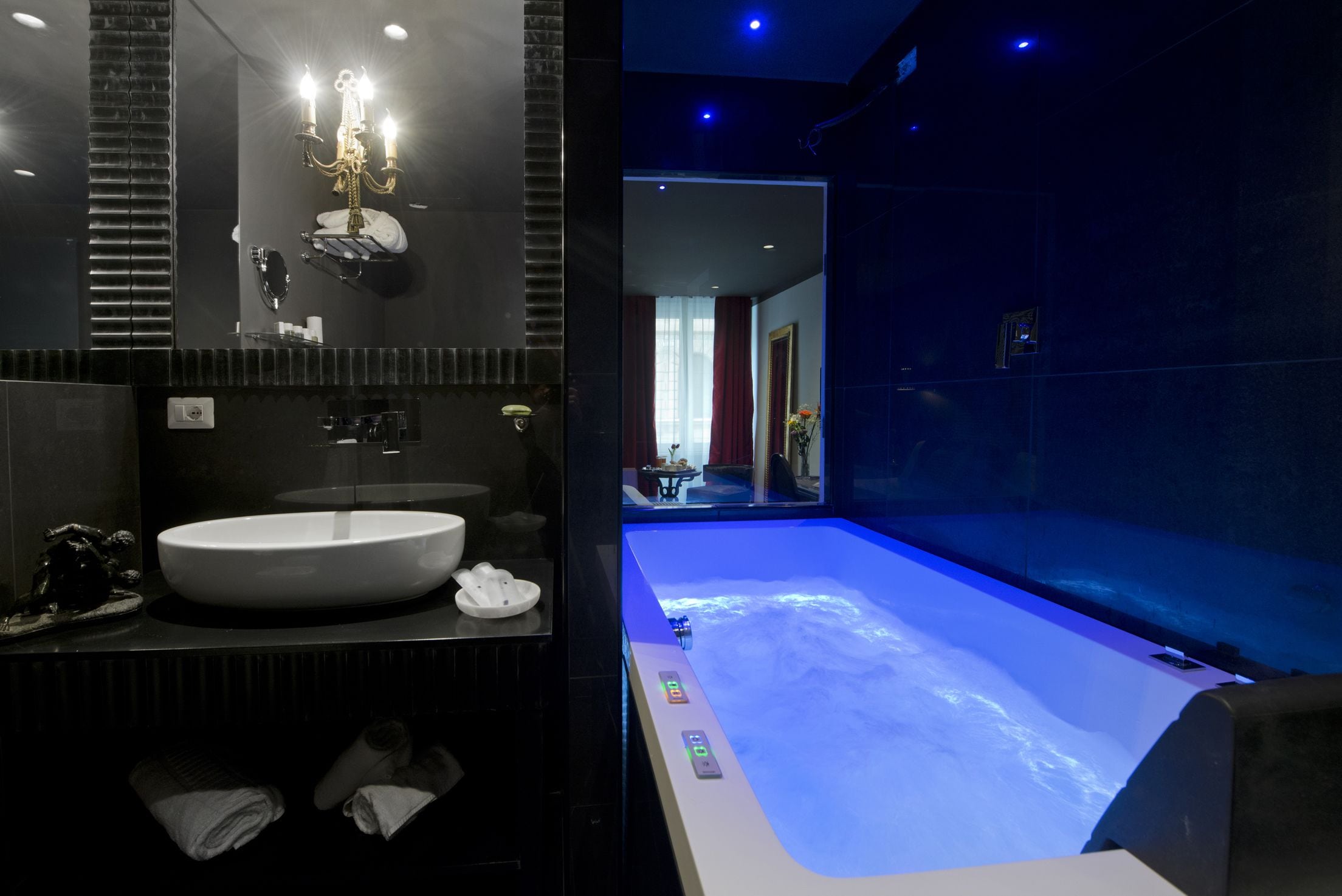 deluxe double room | jetted bathtub