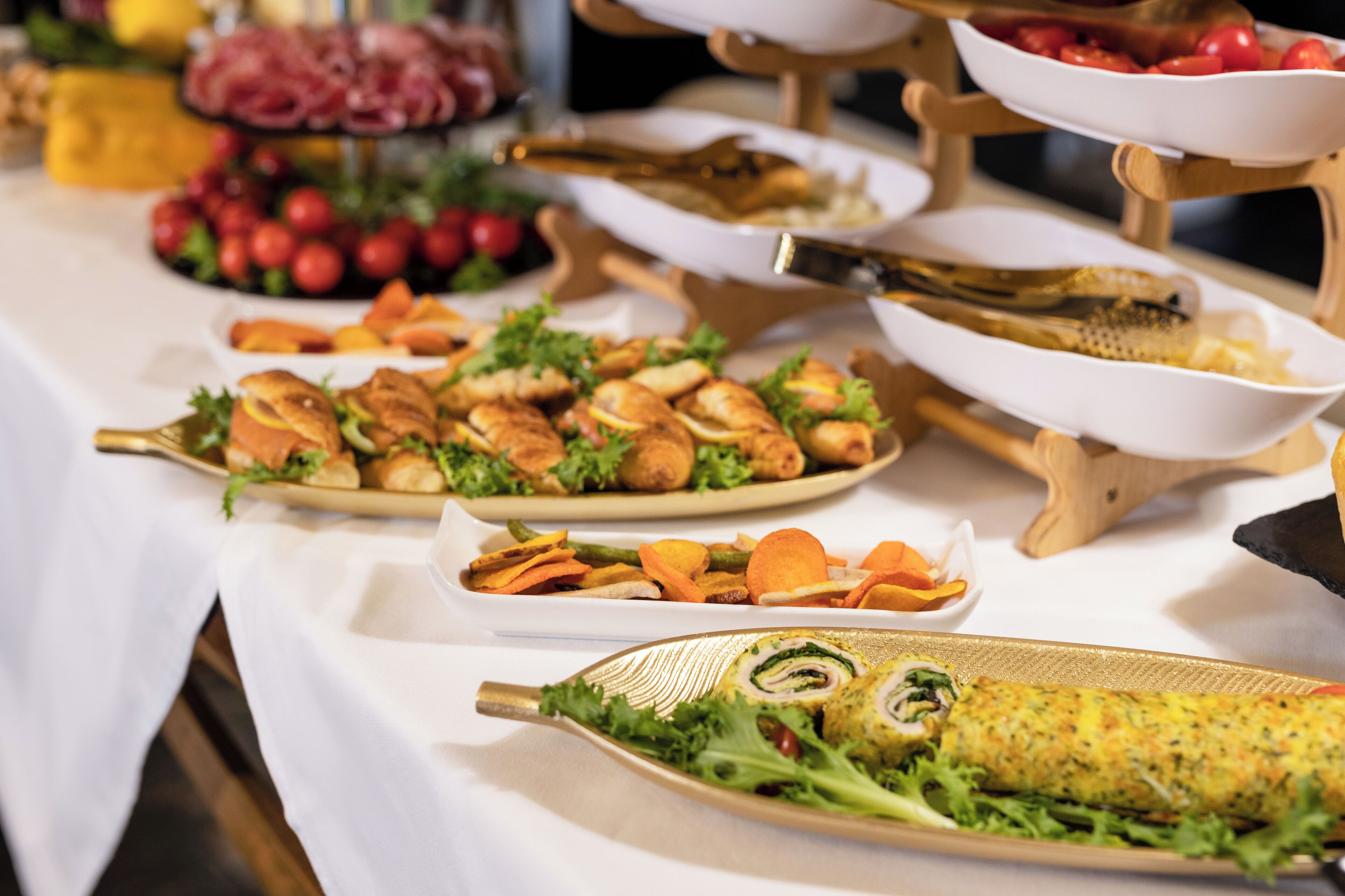 Una barra de buffet amb diferents plats, com ara amanides, verdures i marisc.